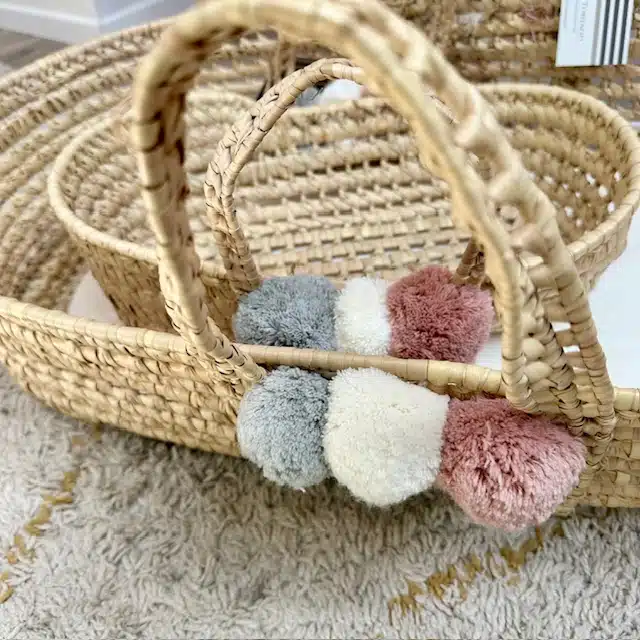 Paniers en osier : le secret d’une chambre de bébé organisée avec style